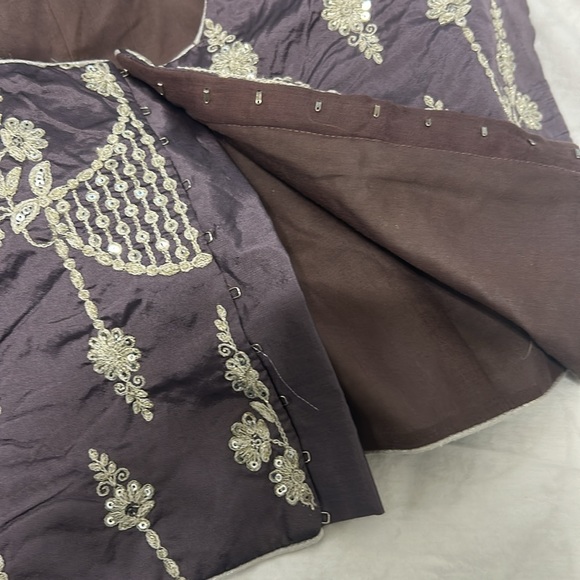Saree pre pleated ready to wear purple mauve embroidery. Inner Skirt blouse -M. - Picture 11 of 16